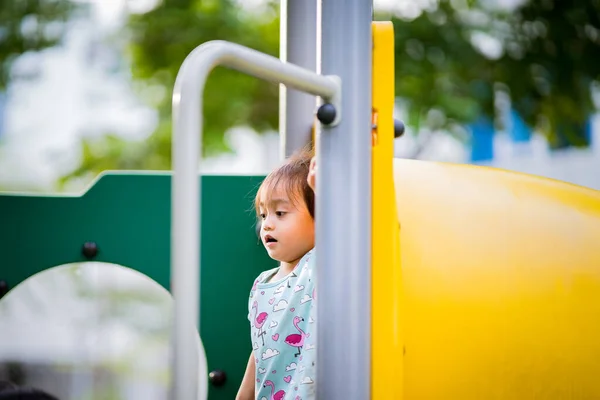 Słodkie Mało Azjatyckie Lat Dziecko Dziewczynka Placu Zabaw — Zdjęcie stockowe