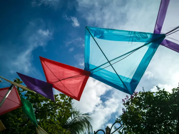 Sacos Plástico Coloridos Reciclados Transformados Uma Decoração Livre Para Uma — Fotografia de Stock