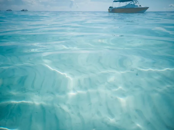 Laaghoekige Boot Ligplaats Een Turquoise Kristalhelder Water Tegen Blauwe Luchten — Stockfoto