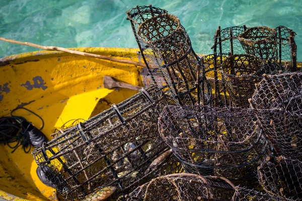 Armadilhas Peixe Enferrujado Barco Com Água Cristalina Fundo Semporna Sabah — Fotografia de Stock