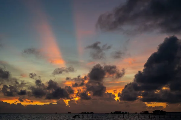 Pôr Sol Fundo Raio Sol Mar Aberto Com Belas Nuvens — Fotografia de Stock