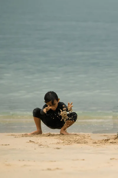 Mała Azjatycka Dziewczyna Bawiąca Się Plaży Wakacje Relaks Koncepcja — Zdjęcie stockowe