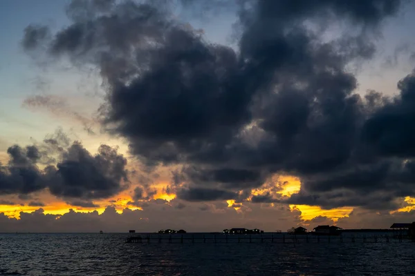 Pôr Sol Fundo Raio Sol Mar Aberto Com Belas Nuvens — Fotografia de Stock