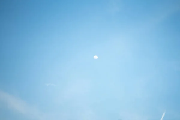月球出现在下午晚些时候的白天 — 图库照片