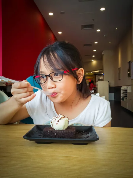 Молодая Азиатская Девушка Наслаждается Брауни Ванильным Мороженым Подаваемым Тарелке Ресторане — стоковое фото