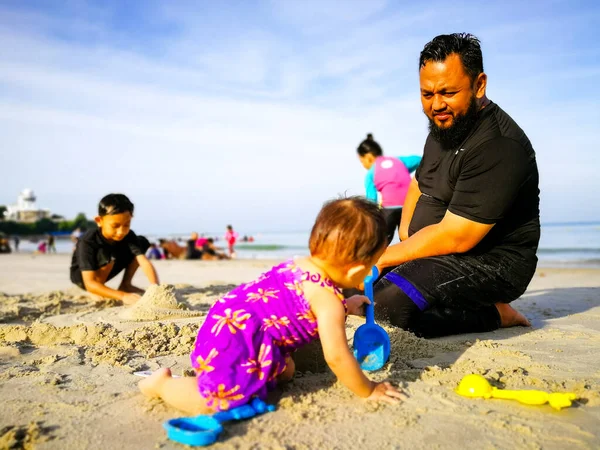 Asiático Barbudo Pai Está Assistindo Seu Bebê Jogando Areia Com — Fotografia de Stock