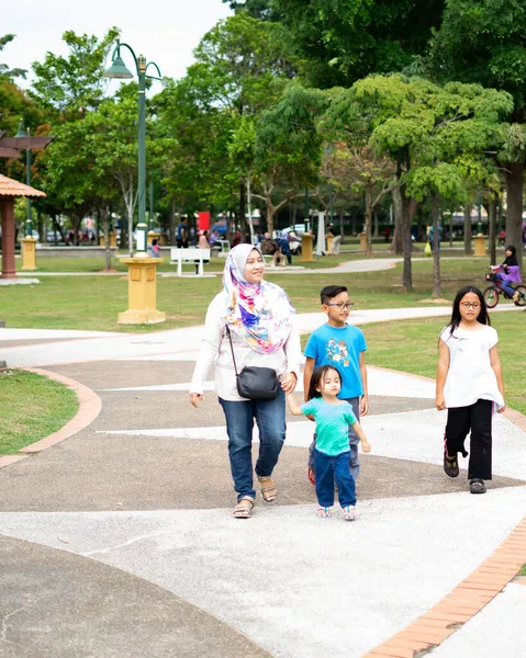 Bangi Malezja Października 2019 Rodziny Bawiące Się Rano Ogrodzie Taman — Zdjęcie stockowe