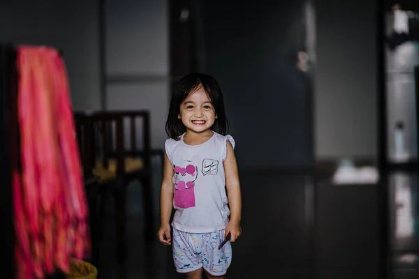 Asiático Criança Sorrindo Feliz Casa — Fotografia de Stock