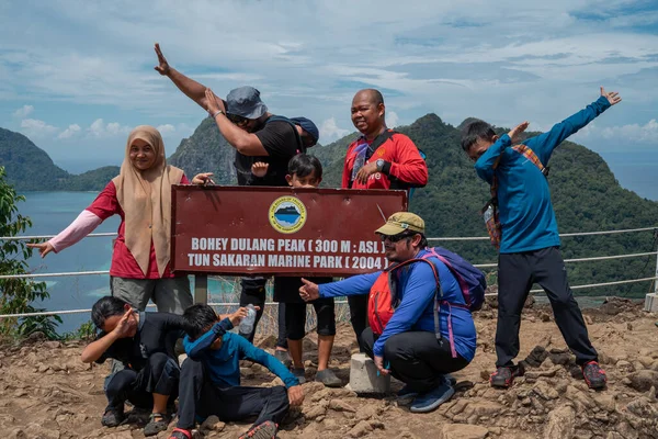 Ομάδα Ανθρώπων Στα Βουνά Ταξιδιωτικό Μέρος Στο Παρασκήνιο — Φωτογραφία Αρχείου