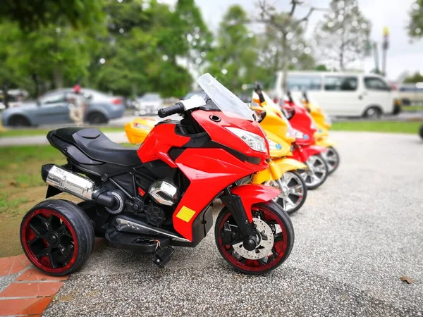 Selangor, Malezya - 1 Ocak 2018: Taman Tasik Cempaka, Bandar Baru Bangi 'de kiralık araba.