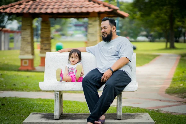 Asiatico Padre Bambino Ragazza Seduta Cemento Panchina All Aperto — Foto Stock