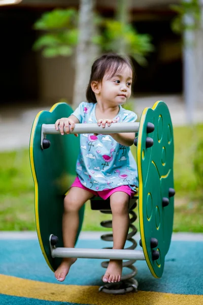 Söt Liten Asiatisk Gammal Småbarn Flicka Lekplatsen — Stockfoto
