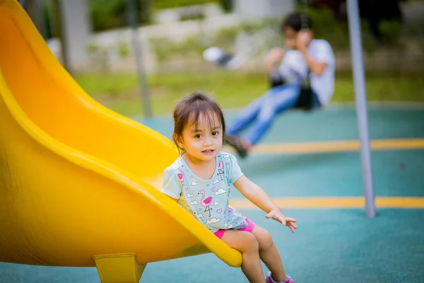 Küçük Şirin Asyalı Yaşında Çocuk Parkında Küçük Bir Kız Çocuğu — Stok fotoğraf