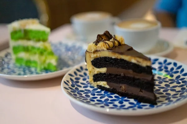 Une Tranche Gâteau Chocolat Sur Assiette Avec Sur Fond Est — Photo