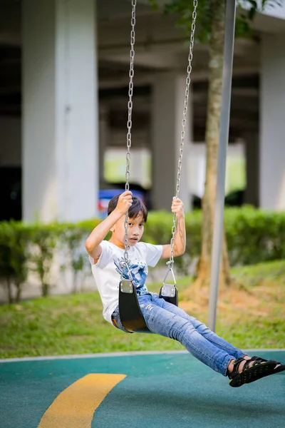 10歳のアジアの少年は 遊び場でスイングを再生します 遊びのコンセプト — ストック写真