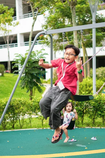 Ενεργά Παιδιά Που Παίζουν Στην Παιδική Χαρά Ευτυχισμένες Και Διασκεδαστικές — Φωτογραφία Αρχείου