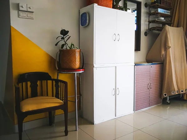 雪兰格 马来西亚 2019年12月 白色客厅内部 白色橱柜与深色家具相对照 — 图库照片