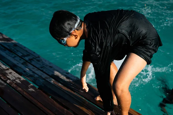 Los Niños Suben Por Escalera Muelle Después Haber Saltado Océano — Foto de Stock
