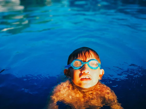 Счастливый Мальчик Бассейне Плавательным Кольцом — стоковое фото