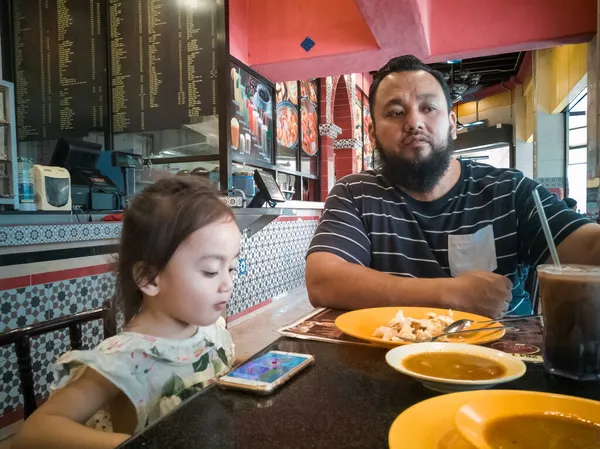 Penang Malezja Listopada 2019 Rodzina Jedząca Indyjskiej Restauracji Muzułmańskiej Lub — Zdjęcie stockowe