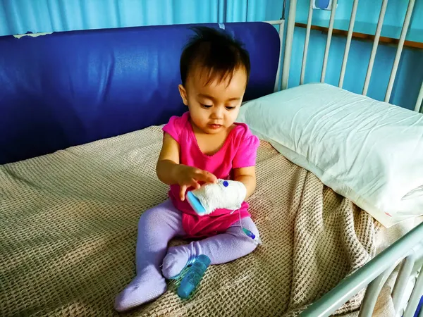 Menina Doente Está Olhando Ativo Enquanto Sentado Cama Hospital Recebendo — Fotografia de Stock