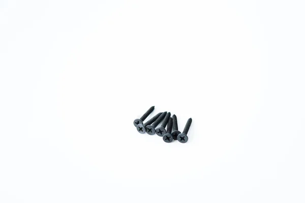 Fekete Csavar Öntapadó Csavarok Azonos Méretű Elszigetelt Fehér Alapon — Stock Fotó