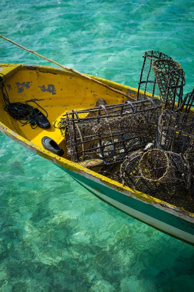 Armadilhas Peixe Enferrujado Barco Com Água Cristalina Fundo Semporna Sabah — Fotografia de Stock