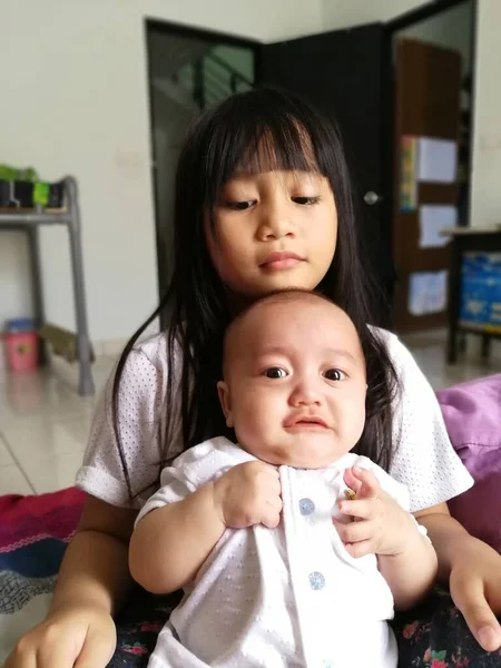 Gadis Kecil Asia Bermain Dengan Bayi Lucu Kamar Tidur — Stok Foto