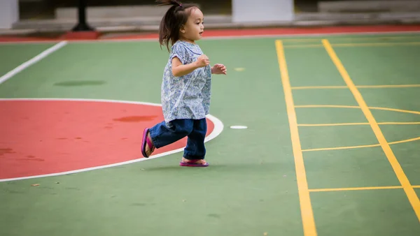 Glad Asiatisk Småbarn Leker Utomhus Parken — Stockfoto