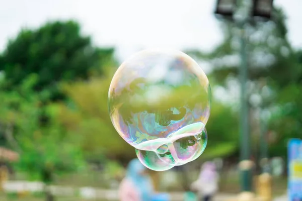 Feche Bolhas Sabão Flutuando Parque Jardim Foco Seletivo — Fotografia de Stock