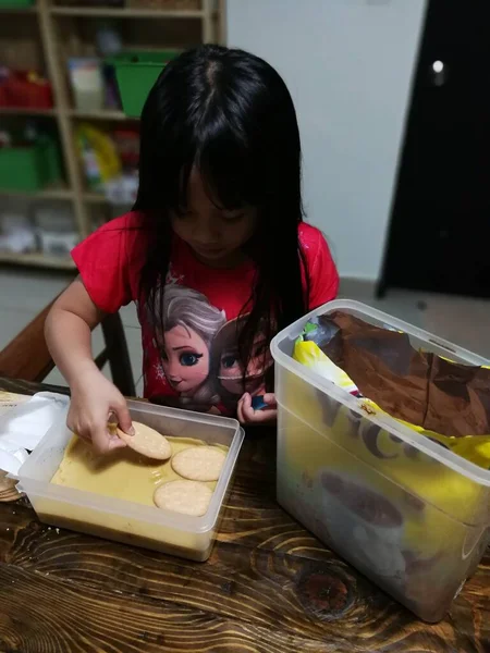 Petite Fille Avec Des Biscuits Sur Fond Gros Plan — Photo