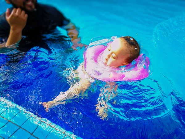 Χαριτωμένο Μικρό Μωρό Φουσκωτό Λαιμού Δαχτυλίδι Στην Πισίνα Ηλιόλουστη Ημέρα — Φωτογραφία Αρχείου