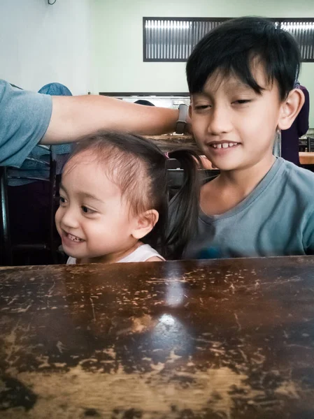 Famiglia Asiatica Ristorante Attesa Colazione — Foto Stock