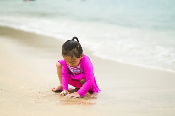 Kleine Asiatische Mädchen Spielen Strand Urlaub Und Entspannen Konzept — Stockfoto