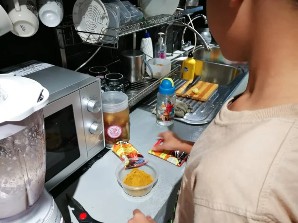 Selangor Malaisie Juin 2019 Jeune Garçon Apprend Cuisiner Maison — Photo