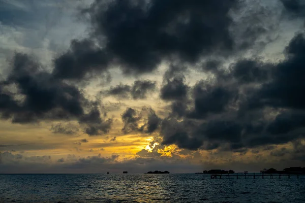 Pôr Sol Fundo Raio Sol Mar Aberto Com Belas Nuvens — Fotografia de Stock