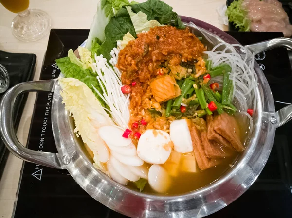 Deliciosa Comida Coreana Servida Sobre Mesa — Foto de Stock
