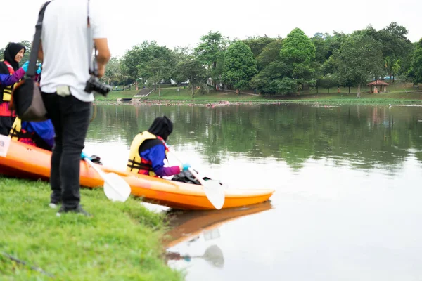 말레이시아 2019 오전에 타지크 호수에서 카약을 여성들 — 스톡 사진