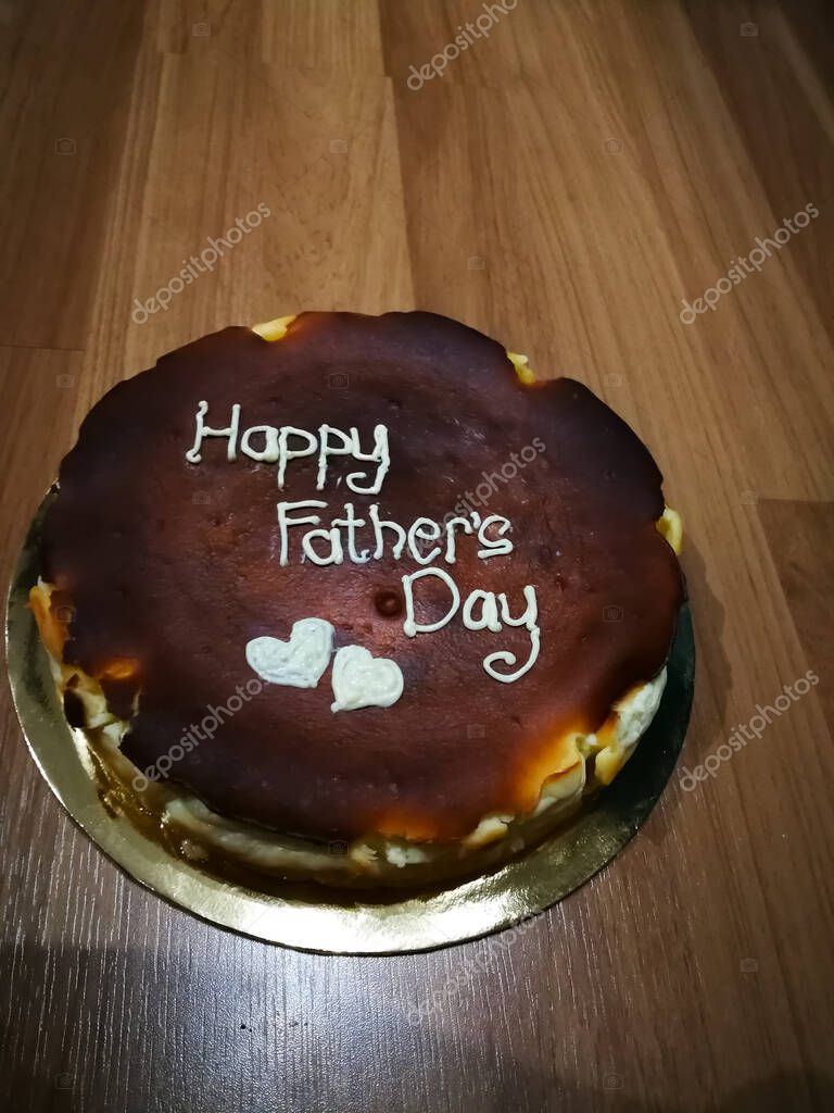 Pastel de queso quemado pastel del día del padre feliz para la celebración en casa. 2022