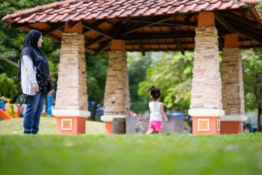 Baba ve şirin küçük Asyalı 2 - 3 yaşında küçük bir kız bebek