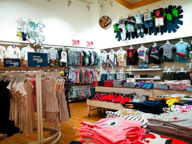 Putrajaya, Malezya - Şubat, 18, 2018: IOI AVM 'deki bir çocuk butik dükkanının içi.