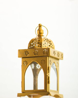 Beyaz arkaplanda güzel bir İslami lamba 