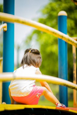 Baba ve şirin küçük Asyalı 2 - 3 yaşında küçük bir kız bebek