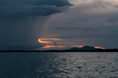 Bum Bum Adası 'nın hava manzarası Semporna, Borneo Sabah, Malezya' da sabahın erken saatlerinde mavi bir gün batımına karşı..