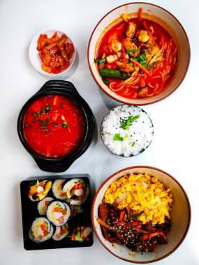 Çeşit çeşit yemek ve sebze.