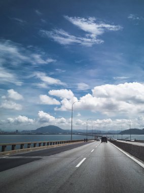 Penang Adası 'ndaki George Town ile Malezya' daki Seberang Prai 'yi Malacca Boğazı' ndan birbirine bağlayan köprü kuleleri..