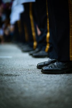 Son derece parlak ayakkabılı askerler.