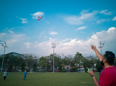 Negeri sembilan, Malezya - 6 Ekim 2019: Parkta aile uçurtması.