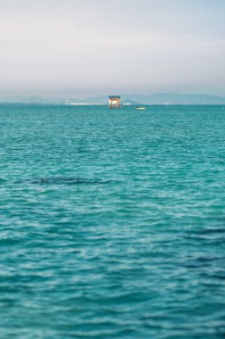 Semporna, Saba 'daki tropikal denizde küçük bir dağ evi.