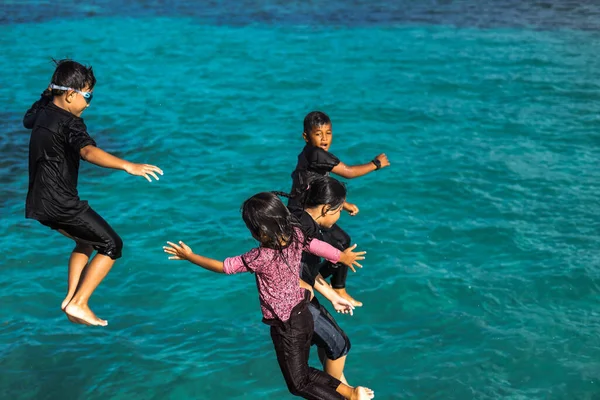 Semporna Malasia Noviembre 2019 Los Niños Saltan Agua Desde Muelle — Foto de Stock